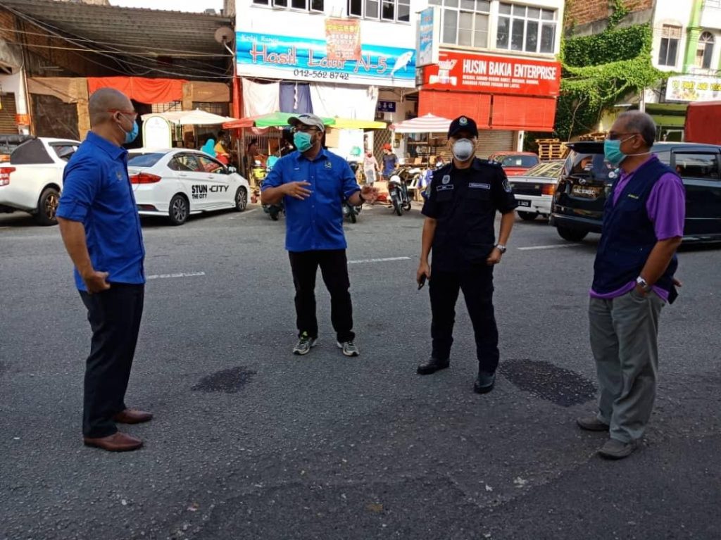 TUAN SYAMSUL HAZEMAN MD SALLEH, YANG DIPERTUA DAN ENCIK MPHD HELMI ARIFFIN, SETIAUSAHA PERBANDARAN, MAJLIS PERBANDARAN MANJUNG TELAH MENGADAKAN LAWATAN KE PASAR AWAM SERI MANJUNG